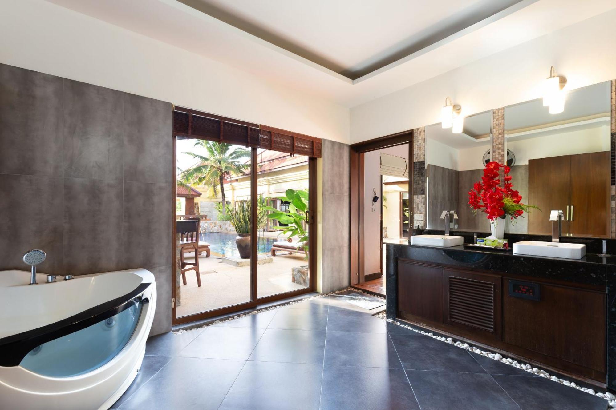 Extraordinary Courtyard 6Br Pool Villa Sri Suri, Naiharn Rawai エクステリア 写真